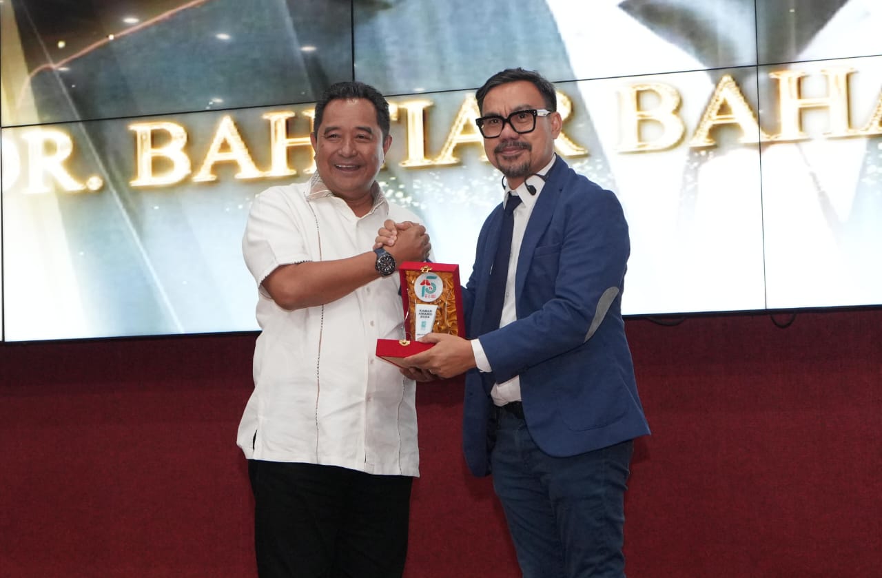 Bahtiar Baharuddin Terima Penghargaan Kabar Award 2024 Kategori Tokoh Pemerintahan