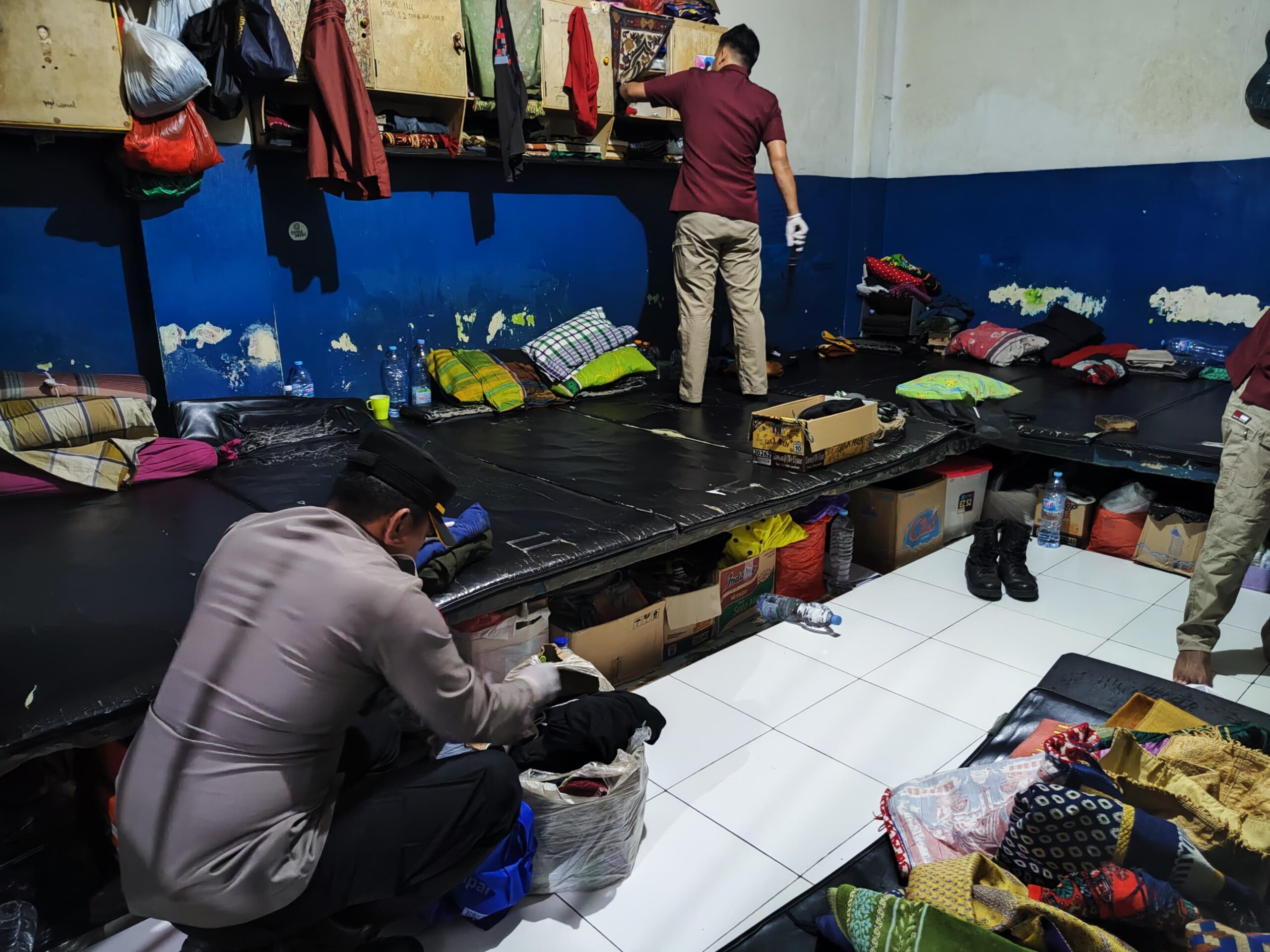 Polisi Menggeledah Kamar Warga Binaan Rutan Makassar