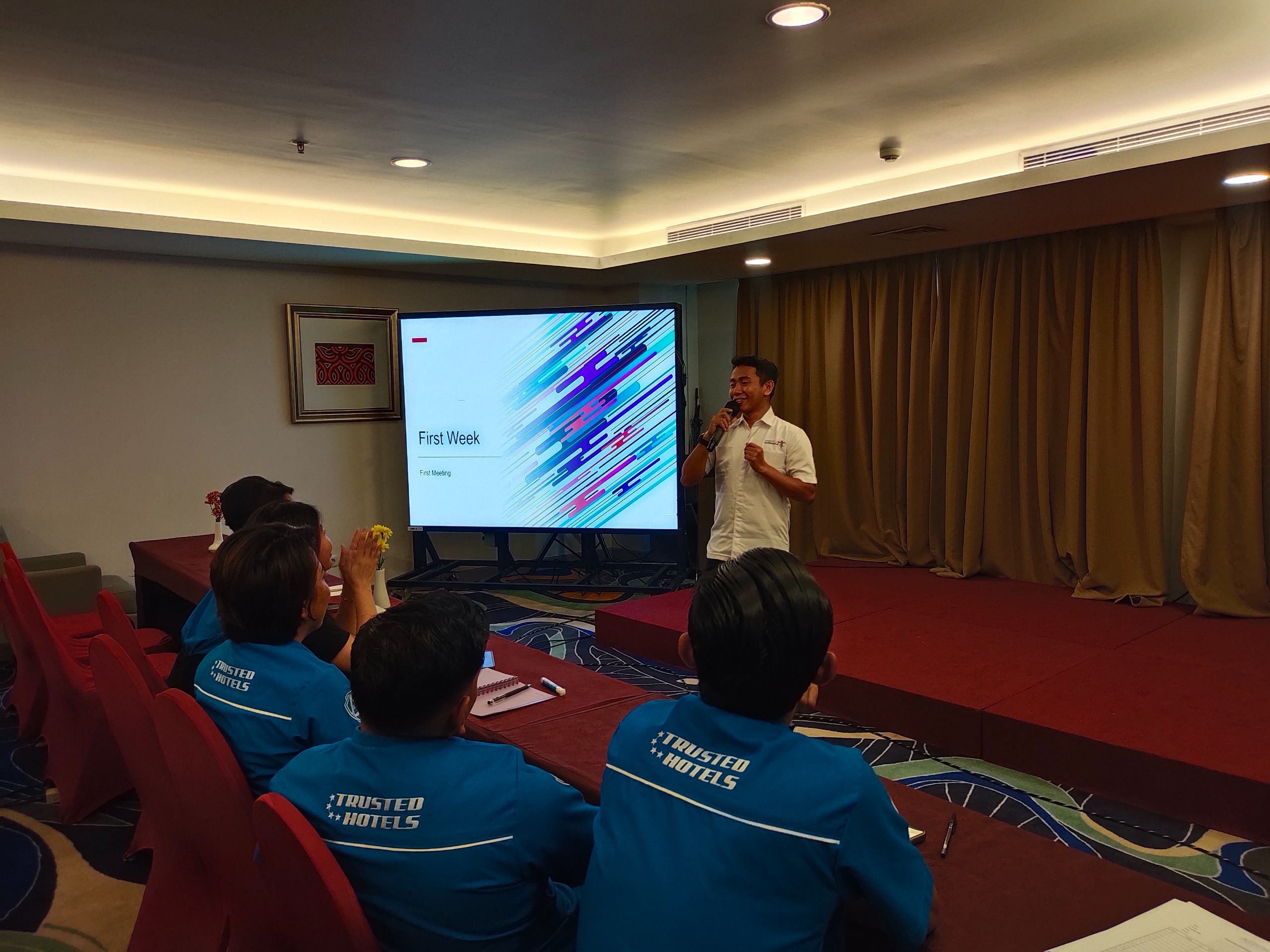 Aston Makassar Gelar Pelatihan Bahasa Inggris Bagi Seluruh Karyawan