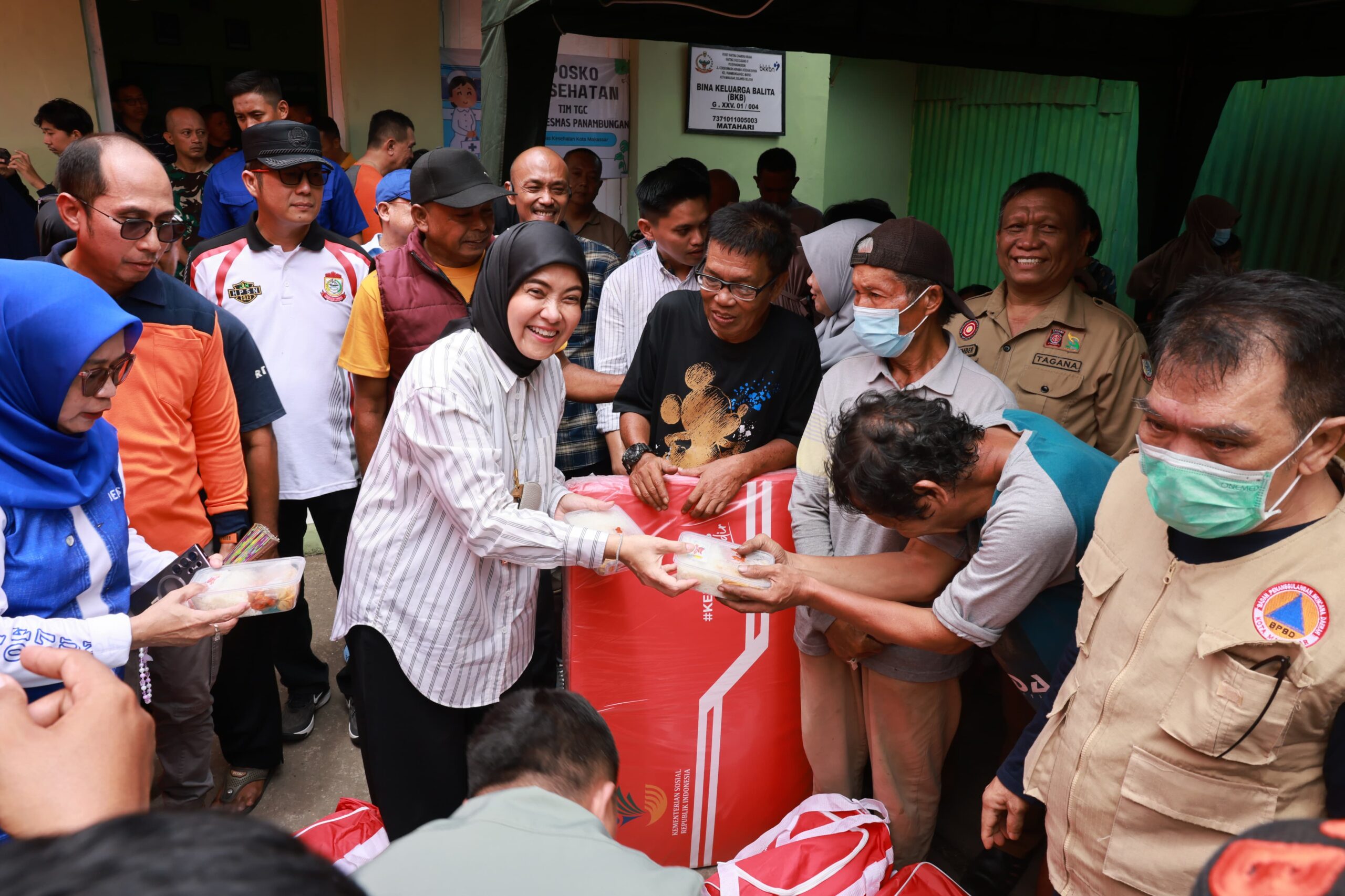 Wakil Wali Kota Makassar, Aliyah Mustika Ilham Salurkan Bantuan Kepada Warga Terdampak Kebakaran