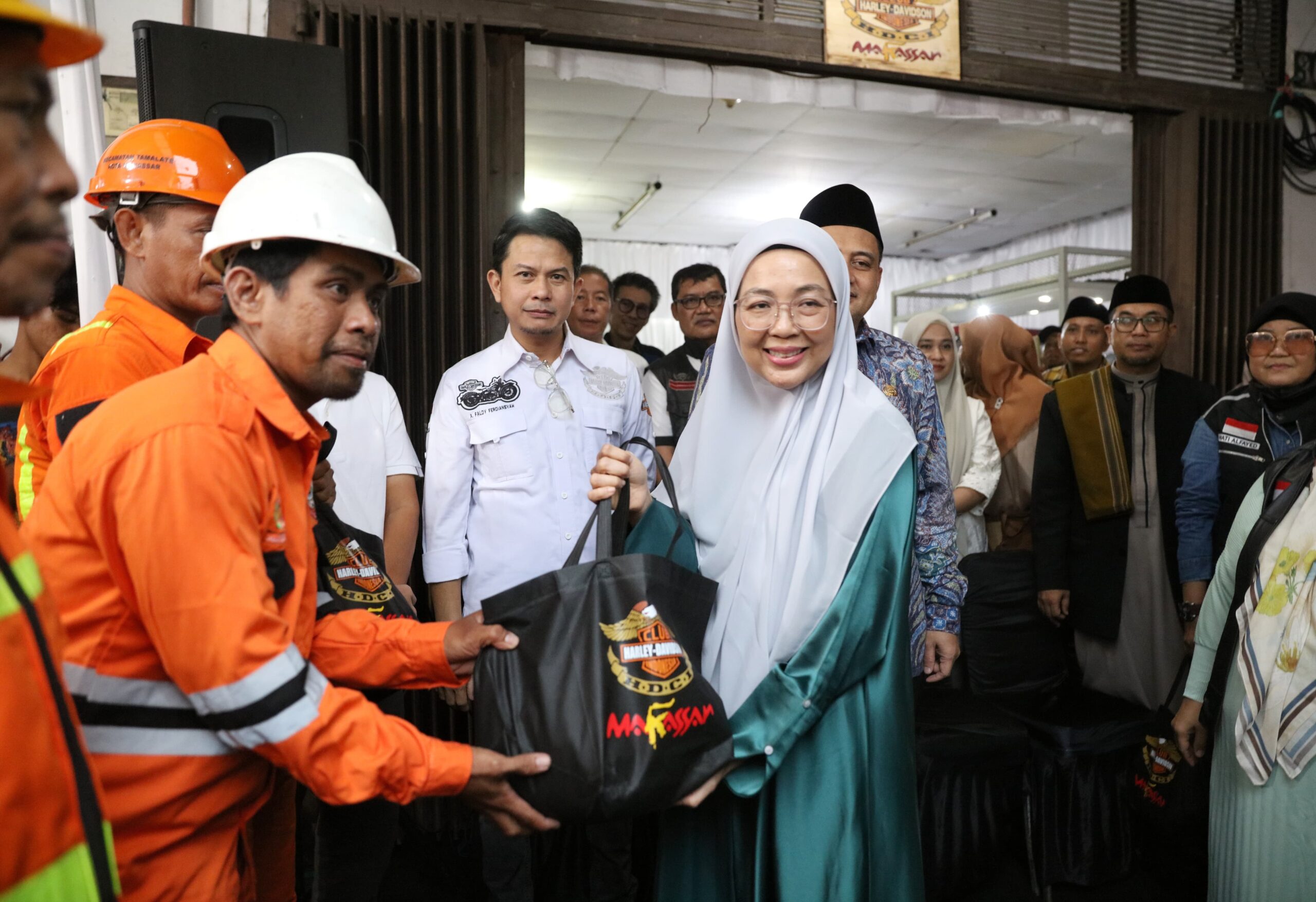 Ketua TP PKK Kota Makassar Melinda Aksa Hadiri Bakti Sosial HDCI Makassar Serahkan 1000 Paket Sembako Untuk Petugas Kebersihan
