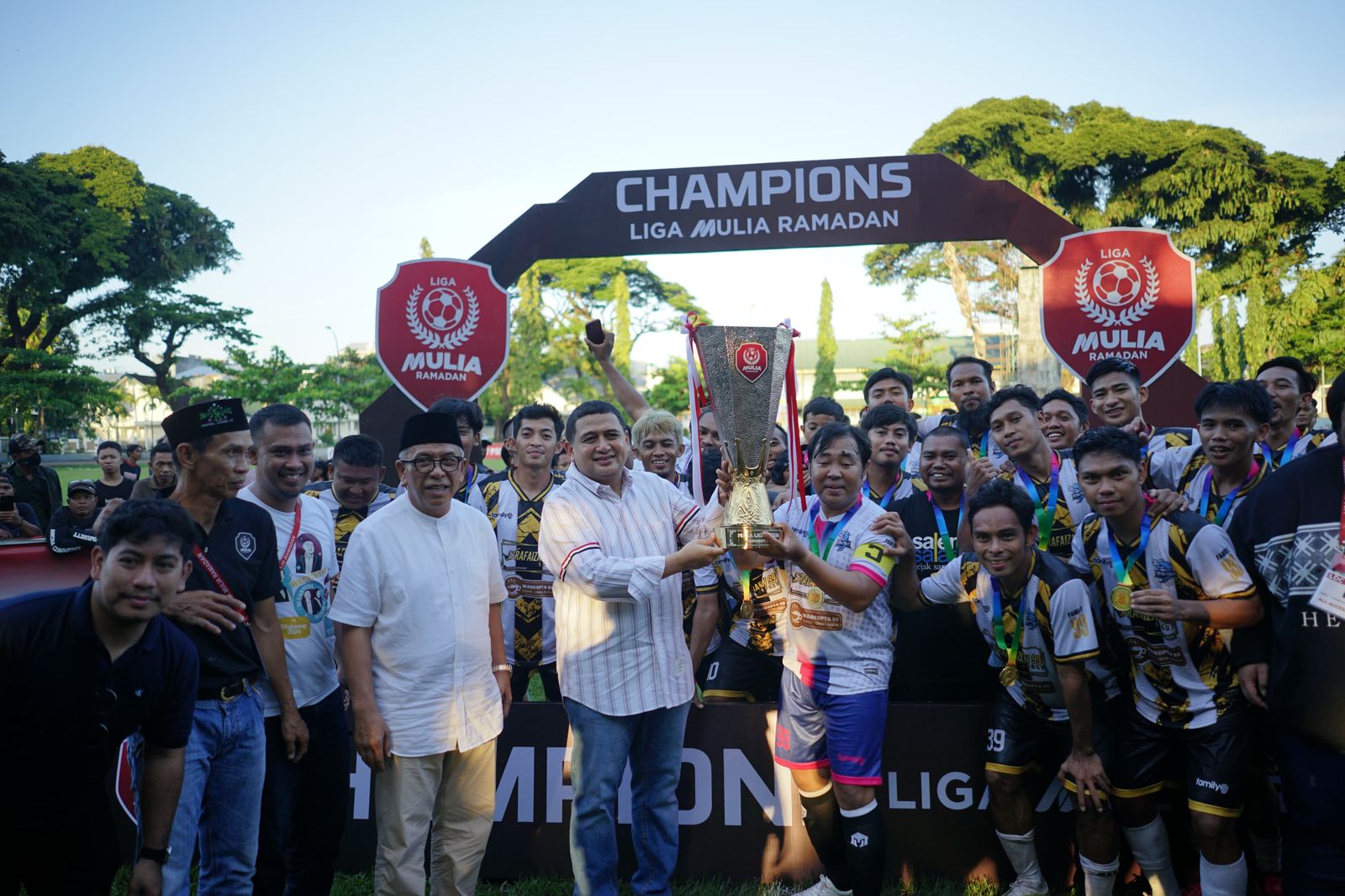 Wali Kota Makassar Serahkan Trofi Juara Liga Mulia Ramadan 2025