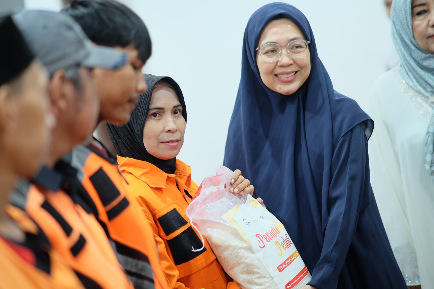 Melinda Aksa dan Permabudhi Sulsel Salurkan Sembako untuk Petugas Kebersihan di Bulan Ramadan