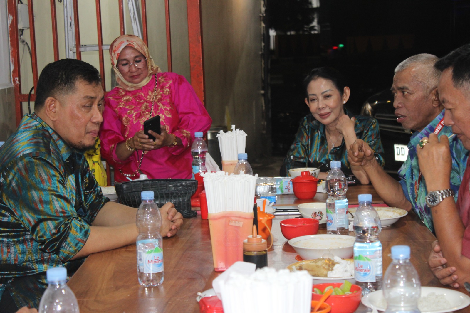 Ketua KKSS DKI Jakarta, Syamsul Zakaria Saat Makan Malam Bersama Anggota DPR RI, Nurwayah, dan Ketua Kebugis, Andi Masyhur, di Rumah Makan Sop Konro