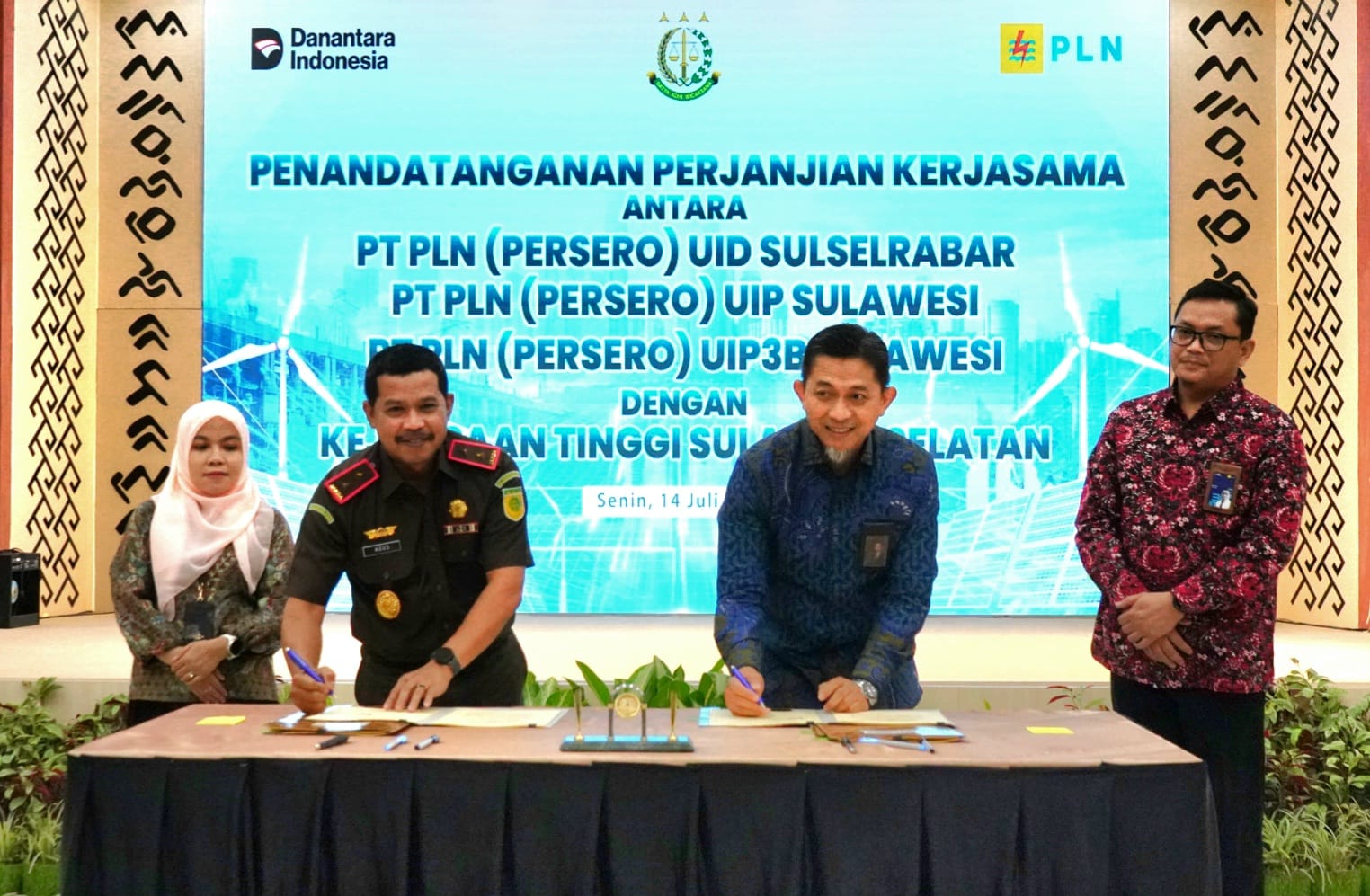 Kepala Kejaksaan Tinggi Sulawesi Selatan, Agus Salim S.H., M.H. (Kedua dari kiri) dan GM PLN UID Sulselrabar, Edyansyah (Kedua dari Kanan) Melakukan Penandatanganan Perjanjian Kerjasama di Kantor PLN UID Sulselrabar, Makassar (14/7/2025).
