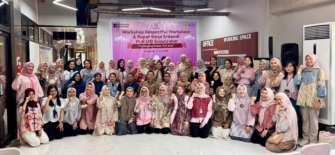 Seluruh Peserta Workshop Respectful Workplace Berfoto Bersama General Manager PT PLN (Persero) UID Sulselrabar, Edyansyah.