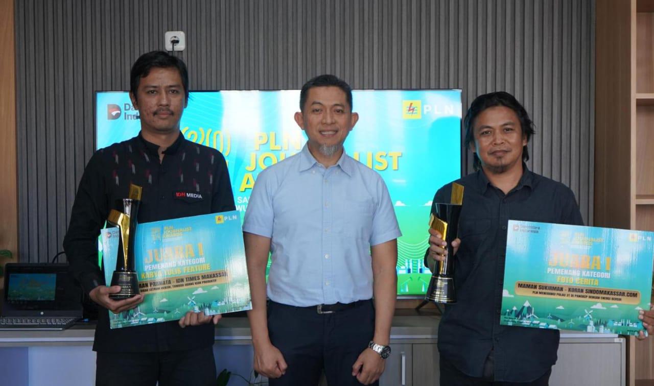 GM PLN UID Sulselrabar, Edyansyah (Tengah) Menyerahkan Secara Langsung Penghargaan Dari Direktur Utama PLN Darmawan Prasodjo Kepada Andi Aan Pranata dari IDN Times Makassar (kiri) dan Maman Sukirman dari koran Sindomakassar.com (kanan) Dalam Ajang PLN Journalist Awards 2024 di Kantor PLN UID Sulselrabar, Makassar, Kamis (24/7/2025).