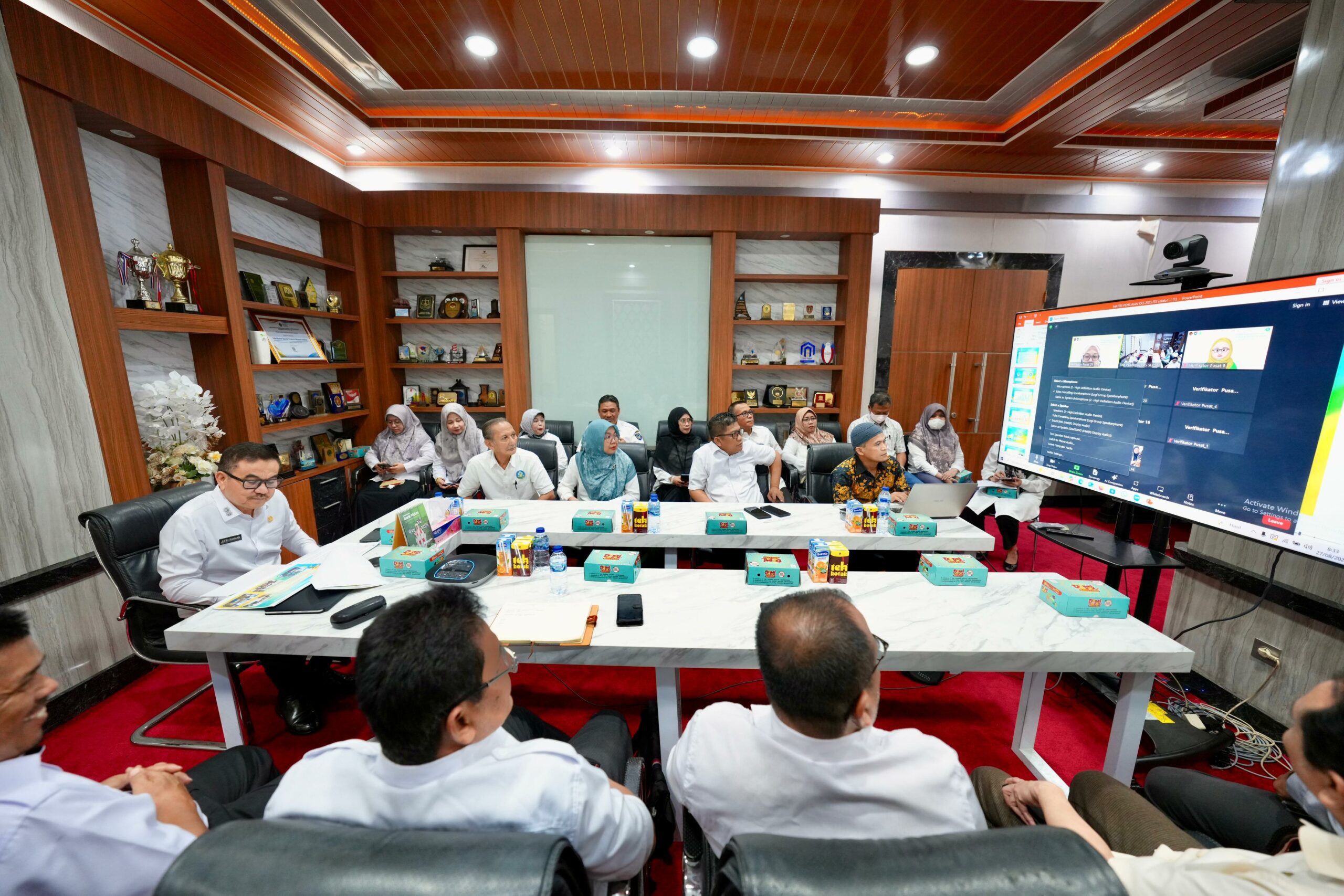 Sekretaris Daerah Provinsi Sulawesi Selatan, Jufri Rahman Memaparkan Langkah Pemprov Sulsel Dalam Mendorong Kabupaten/Kota Sehat (KKS) di Sulsel dalam Verifikasi Lanjutan Tingkat Nasional Tahun 2025 oleh Tim Verifikator KKS Pusat secara virtual dari Ruang Rapat Sekda, Rabu (27/8/2025).