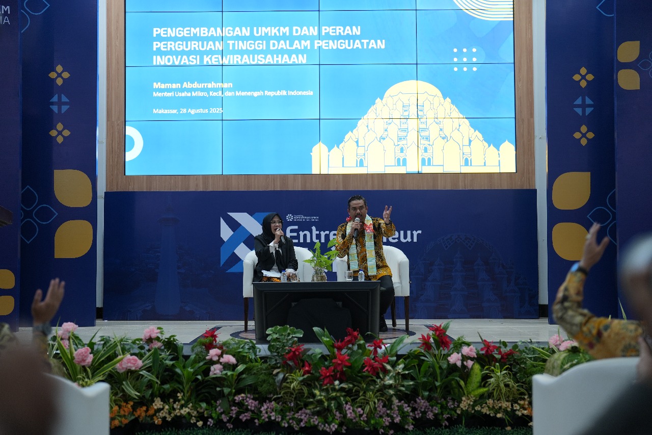 Menteri Usaha Mikro, Kecil, dan Menengah (UMKM) Republik Indonesia, Maman Abdurahman, memberikan kuliah umum di Universitas Hasanuddin (Unhas) dengan tema “Pengembangan UMKM dan Peran Perguruan Tinggi dalam Penguatan Inovasi Kewirausahaan.” Kegiatan berlangsung mulai pukul 16.30 Wita, di Aula Prof. Amiruddin, Kampus Unhas Tamalanrea, Makassar, Kamis (28/08/2025).