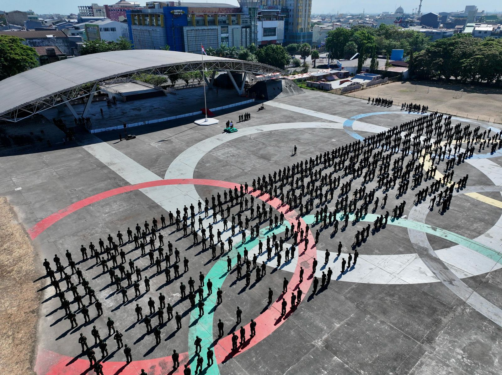 Gubernur Sulsel, Andi Sudirman Sulaiman Saat Melepas Pasukan Pengamanan Untuk Kembali ke Barak di Lapangan Karebosi, Kota Makassar, Jumat (5/9/2025) Pagi.