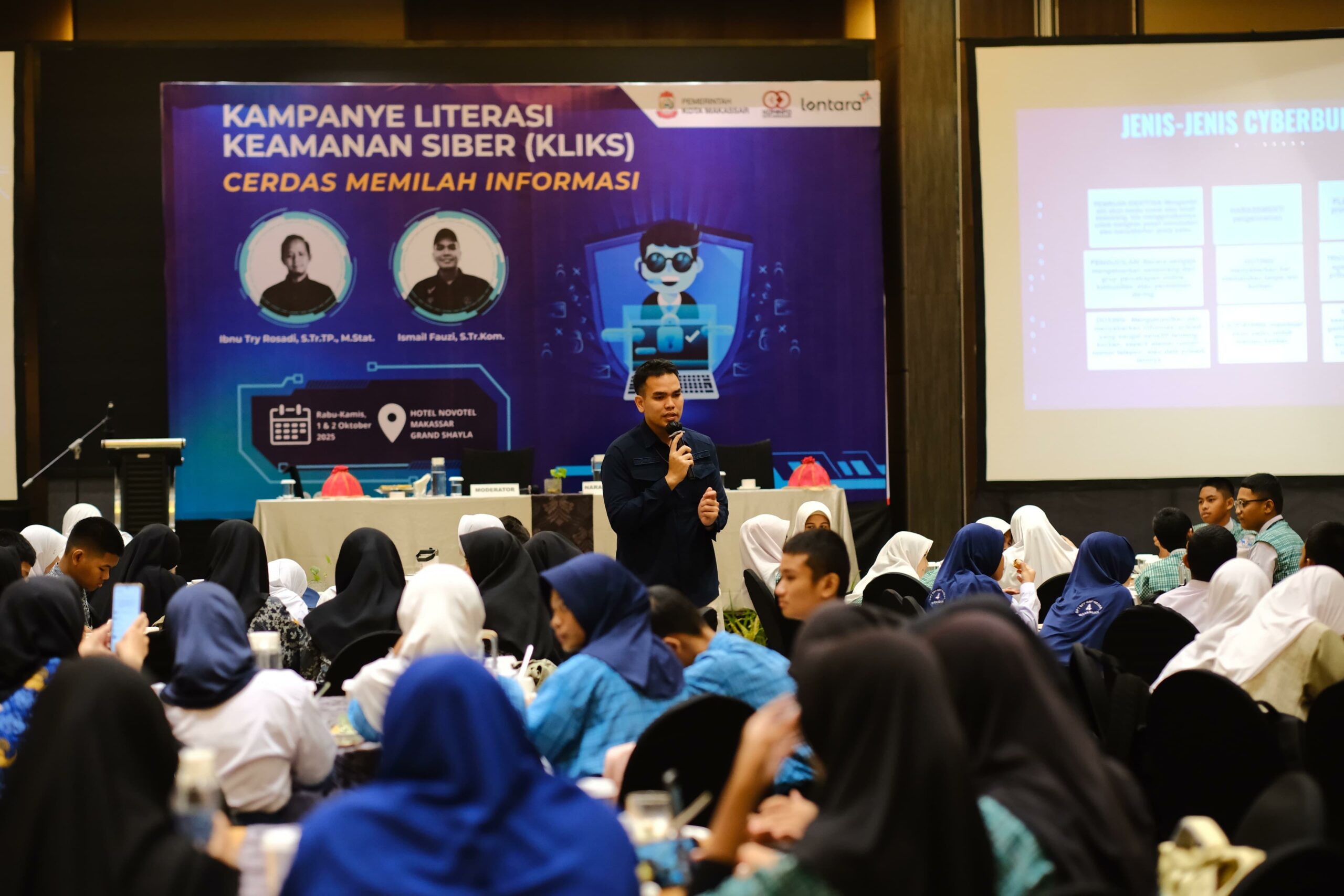 Dinas Komunikasi dan Informatika (Diskominfo) Kota Makassar Menggelar Program Kampanye Literasi Keamanan Siber (KLiKS) dengan Tema “Cerdas Memilah Informasi” Bagi Peserta Didik Sekolah Menengah Pertama (SMP).