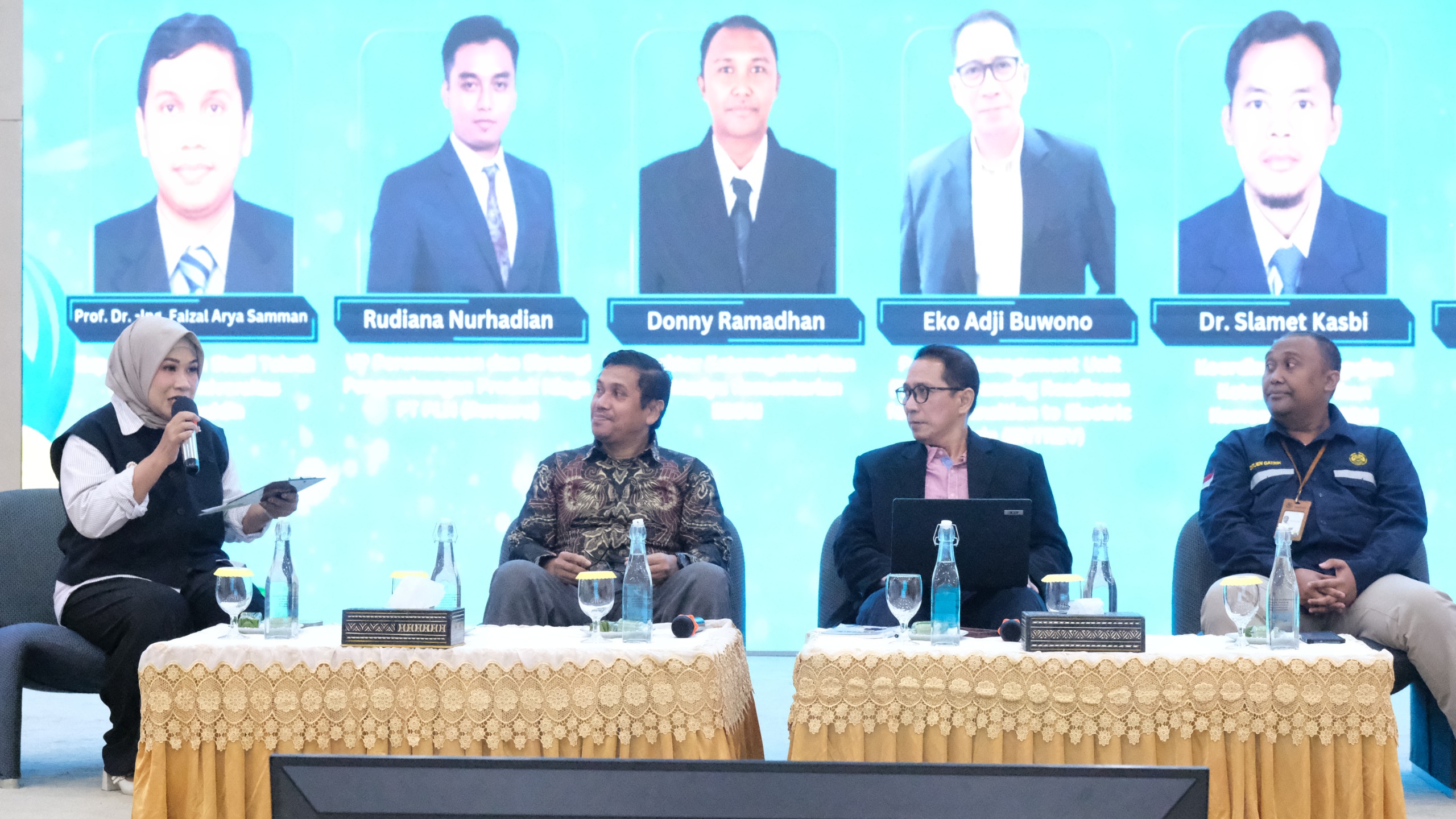 Suasana FGD Penguatan Ekosistem Kendaraan Listrik Berbasis Baterai (KBLBB) Bersama Para Pemangku Kepentingan Strategis di kantor PLN UID Sulselrabar, Kota Makassar pada Selasa (18/11/2025).