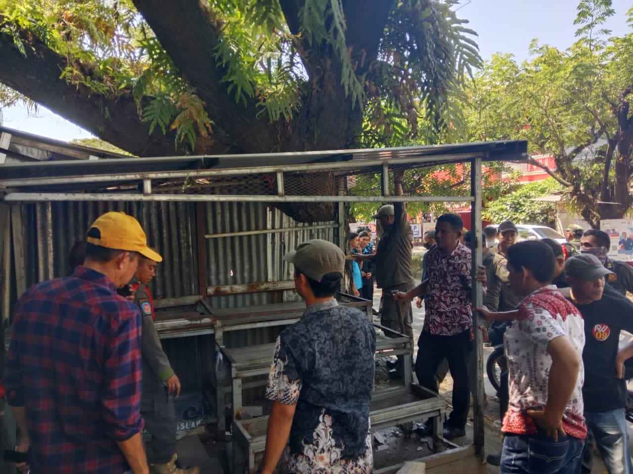 Kembalikan Fungsi Drainase, Pemkot Makassar Tertibkan 60 Lapak PKL di Poros BTP